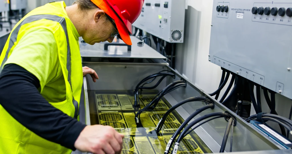 Técnico revisando el sistema de refrigeración líquida de un centro de datos